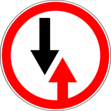 Fahrbahnverengung, Gegenverkehr Vorfahrt gewähren.