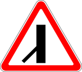 Warnung vor einmündendem Verkehr von links.