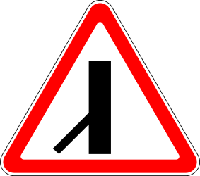 Warnung vor einmündendem Verkehr von links.