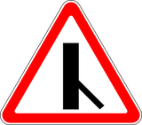 Warnung vor einmündendem Verkehr von rechts.