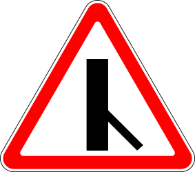 Warnung vor einmündendem Verkehr von rechts.