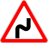 Warnung vor Doppelkurve, zuerst rechts.