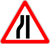 Warnung vor Fahrbahnverengung links.