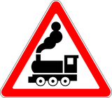Warnung vor Bahnübergang ohne Schranken.