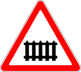 Warnung vor Bahnübergang mit Schranken.