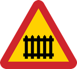 Warnung vor Bahnübergang mit Schranken.