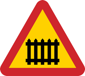 Warnung vor Bahnübergang mit Schranken.