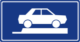 Senkrechtparken auf dem Gehweg.