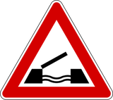 Warnung vor einer beweglichen Brücke.