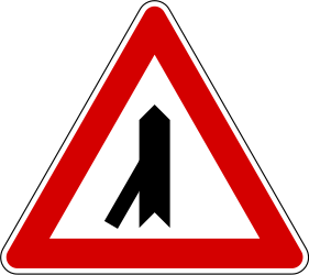 Warnung vor einmündendem Verkehr von links.