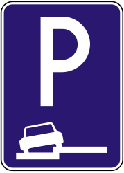 Parken teilweise auf Fahrbahn und Seitenstreifen.