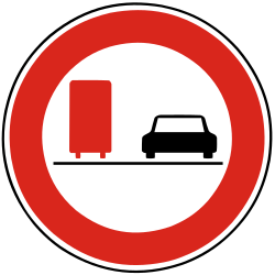 Überholen für Lastwagen verboten.