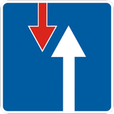 Road narrowing, oncoming drivers have to give way.