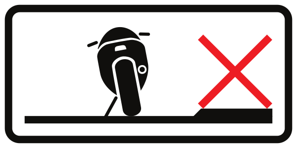 Motorradparken auf Gehweg oder Seitenstreifen verboten.