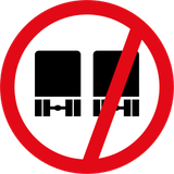 Überholen für Lastwagen verboten.