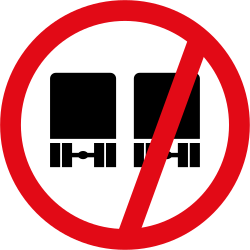 Überholen für Lastwagen verboten.
