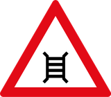 Warnung vor Bahnübergang mit Schranken.