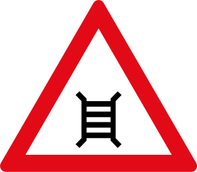 Waarschuwing voor een overweg met slagbomen.